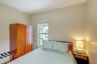 Walk to Nightlife District! Omaha Benson Bungalow - Homestays