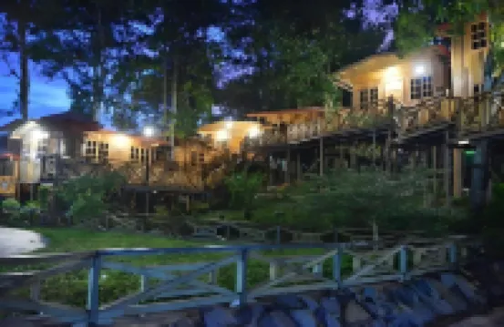 Borneo Tree House Hotel berhampiran Karambunai beach view, Sabah.