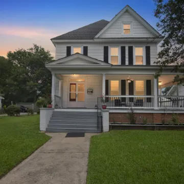 Historic Elegance In The Heart Of Elizabeth City 4 Bedroom Home Отели в г. Паскуотанк