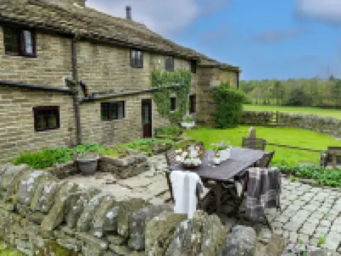 1 Bedroom Cottage in Bury, No Deposit Hotels in Bury
