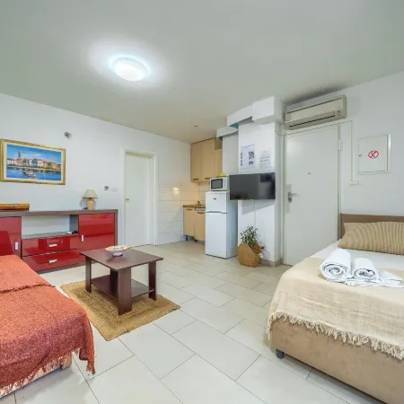 Comfortable apartments Obad, 4 min walk to Znjan beach