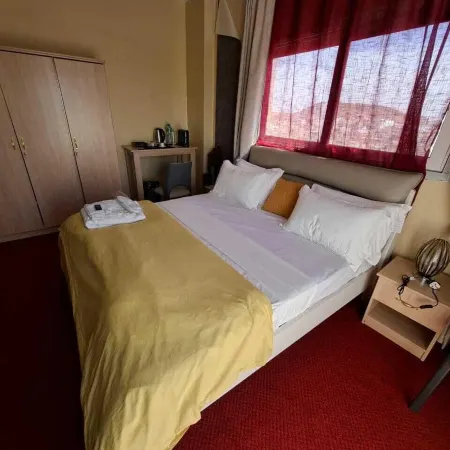 Sally Beach Hotel Yenne
