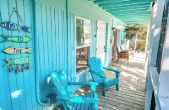 Seahorse Suites #5. Steps to Beach, Cafés , Shops!