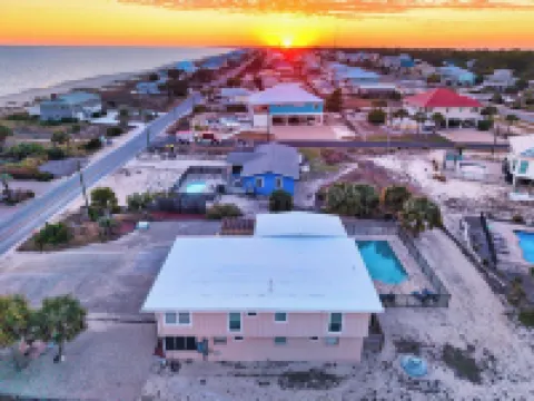 POMPANO Beach studio with pool. Lovely Couple's Getaway… Steps to beach