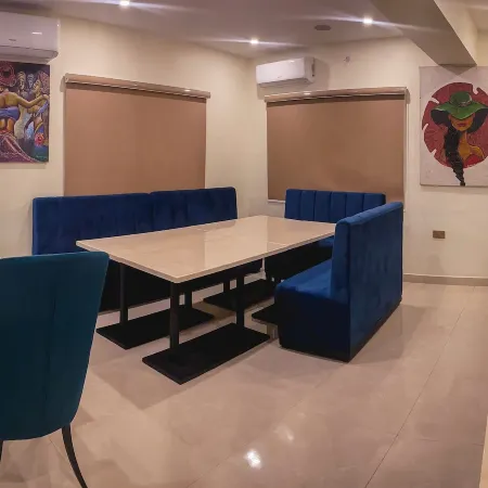 C & C Luxury Suites