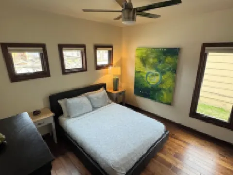 Perfect location! Downtown Beach & Ski Pad w/hot tub in the heart of Sandpoint. Hotels in Sandpoint