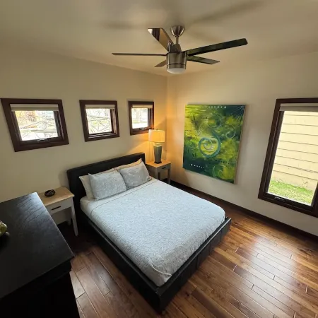 Perfect location! Downtown Beach & Ski Pad w/hot tub in the heart of Sandpoint. Отели в г. Сандпойнт