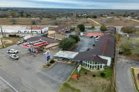 Cannon Inn by Capital O Gonzales TX - Parking