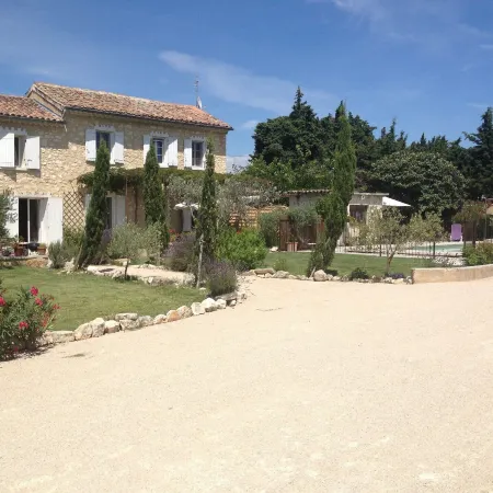Farmhouse in Carpentras with Pool