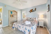 Walk to Beach, Private Deck, Family Fun - 2-Sterne