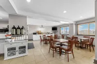里賈納溫德姆Travelodge套房/Eastgate Bay酒店 - 早餐