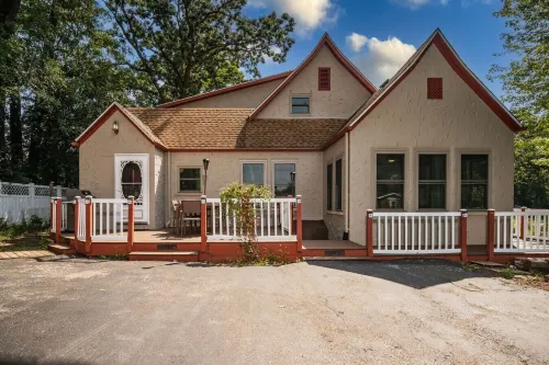 Whimsical Historic Getaway Near Golf Skiing and Wisconsin Southern Lakes