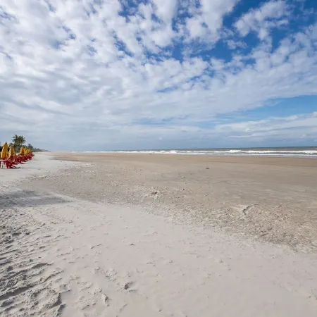 Apto a 300 m da Praia do Sul com Piscina e Quadra