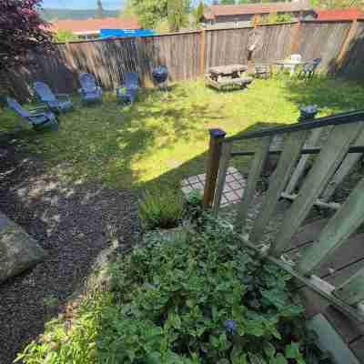 Vintage Island Home 2 Blocks From Town. 4 Bdrs, 2 Kitchens, 3 Bath. Can Sleep 14 Hotel Exterior