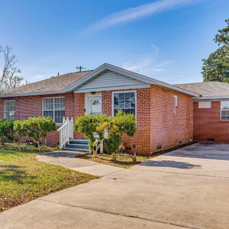 4 Mi to NAS Pensacola! Family Getaway w/ Pool