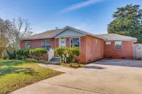 4 Mi to NAS Pensacola! Family Getaway w/ Pool - 3-Star