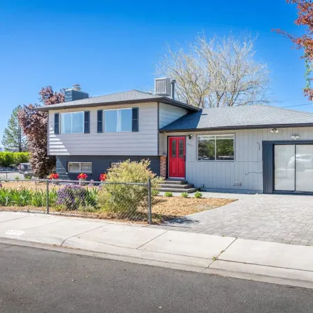 Spacious Pet-friendly Retreat 4BR Grill 5 Beds