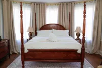Charming Victorian Duplex 3Br Sleeps 10 3 Bedroom Home - 4-Star