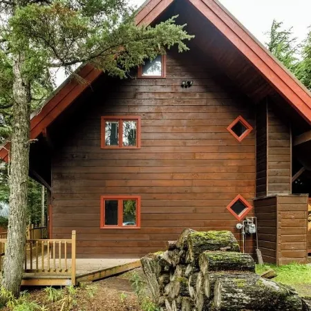 Lodge-style Chalet w/ Hot Tub Near Alyeska