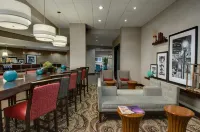 Hampton Inn & Suites Milwaukee-Downtown - 2-Star
