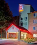Red Roof PLUS+ Raleigh Downtown - NCSU/Conv Center - parking