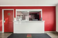 Red Roof Plus+ Belleville - parcheggio