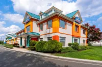 Howard Johnson by Wyndham Toms River - parking