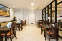 Townhouse Oak Hotel Niaga Surabaya - parking