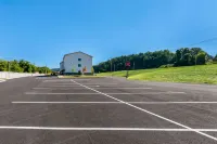Econo Lodge Dayton North - Parking