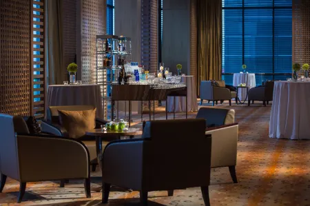 Radisson Collection Hotel, Yangtze Shanghai Отели рядом с достопримечательностью «Xinhongqiao Center Park»