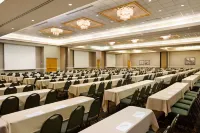 Embassy Suites by Hilton Greensboro Airport - موقف سيارات