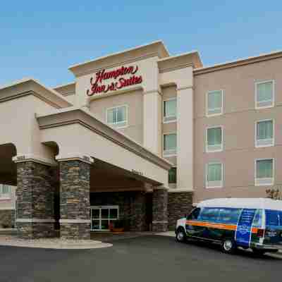 Hampton Inn & Suites Minot Airport Hotel Exterior