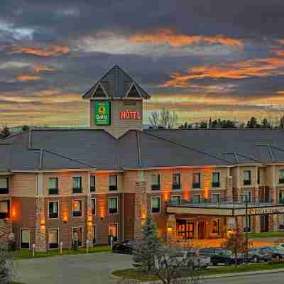 Quality Inn & Suites Hotel Exterior