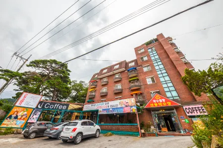 Gurye Gwangcheon Springs Отели рядом с достопримечательностью «Gajeong-Yeog»