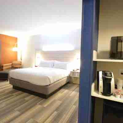 Holiday Inn Express & Suites Toledo West Rooms