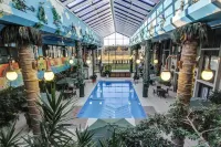 La Saguenéenne - Hôtel et Centre de Congrès - piscine