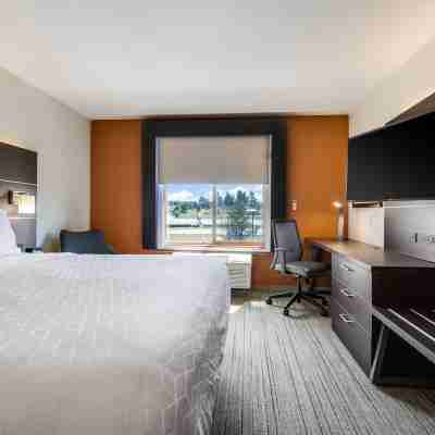 Holiday Inn Express & Suites Custer Rooms