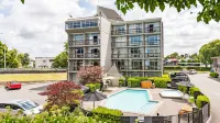 Heartland Ambassador Hotel Hamilton - Rooftop Pools