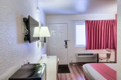 Motel 6 Everett, WA - North Hotels in Snohomish County