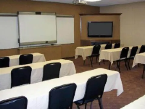 コンフォート スイーツ モンロービル - ピッツバーグ イースト モンロービルのホテル