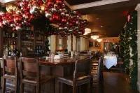 The Virginia and Cottages - bar