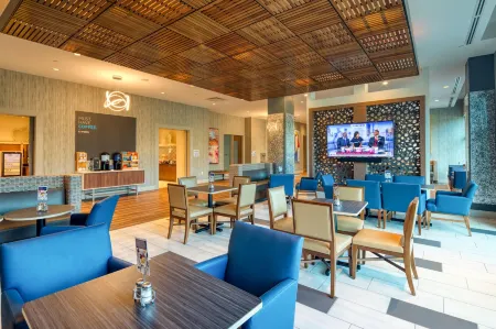 Holiday Inn Express & Suites Charlotte - South End