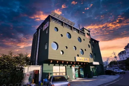 Yeongdeok Dolphin Pension Отели рядом со станцией Jangsa Station