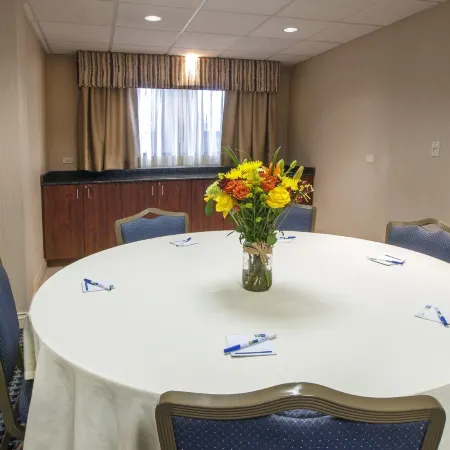 Holiday Inn Express & Suites BUFFALO-AIRPORT by IHG