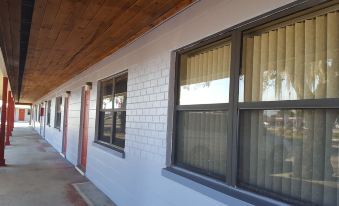 Oak Tree Inn - Housity