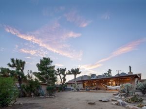 Sukha Life Retreat - Beautiful Views, Close to Jtnp W/Hot Tub! 2 Bedroom Home by RedAwning