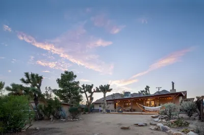 Sukha Life Retreat - Beautiful Views, Close to Jtnp W/Hot Tub! 2 Bedroom Home by RedAwning 約書亞樹村住宿飯店
