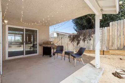 Colorful Cactus - Hot Tub, BBQ and Fire Pit! 4 Bedroom Home by RedAwning Hotels in Joshua Tree