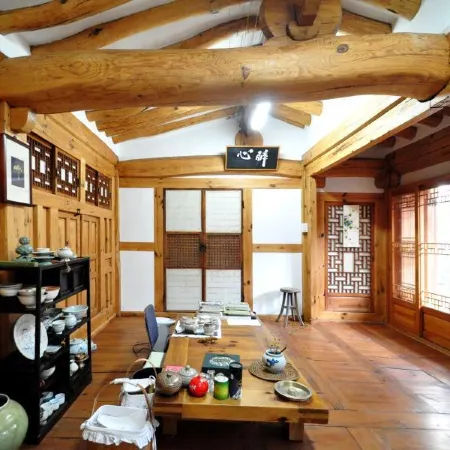 Gallery Jin Hanok Guesthouse Отели рядом с достопримечательностью «Галерея «Хонджасу»»