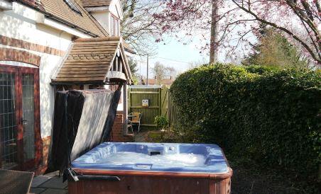 Measure Cottage - Sleeps up to 5 - Henley in Arden - Hot Tub - Housity